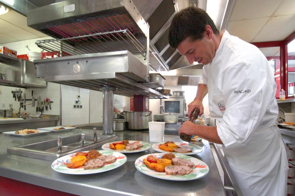 Logis Hotel Restaurant Planes ซายญากูส ภายนอก รูปภาพ